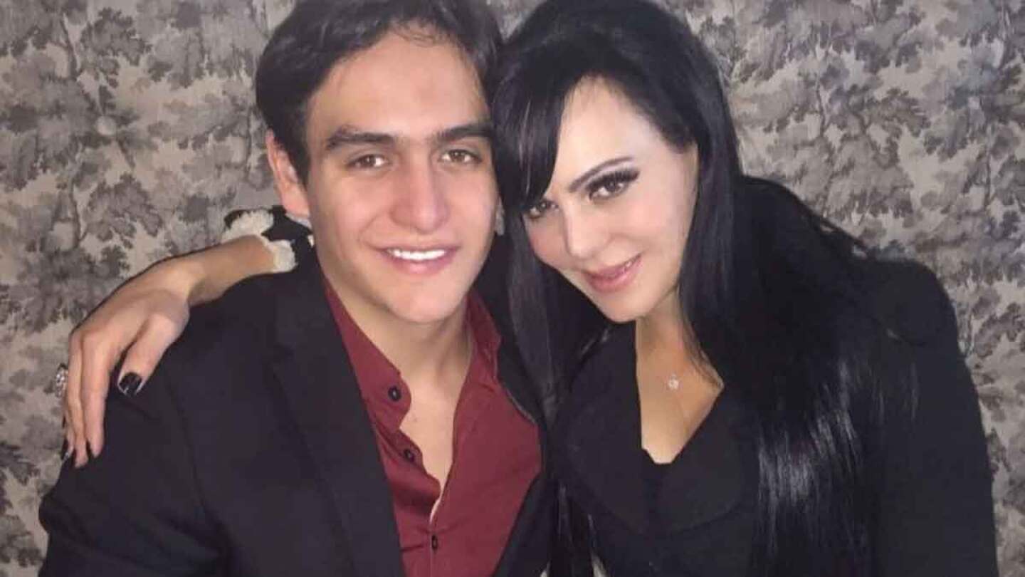 Maribel Guardia y Julián Figueroa abrazados