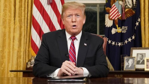 Hace 15 años Donald Trump incitó a los jóvenes a saltar muros