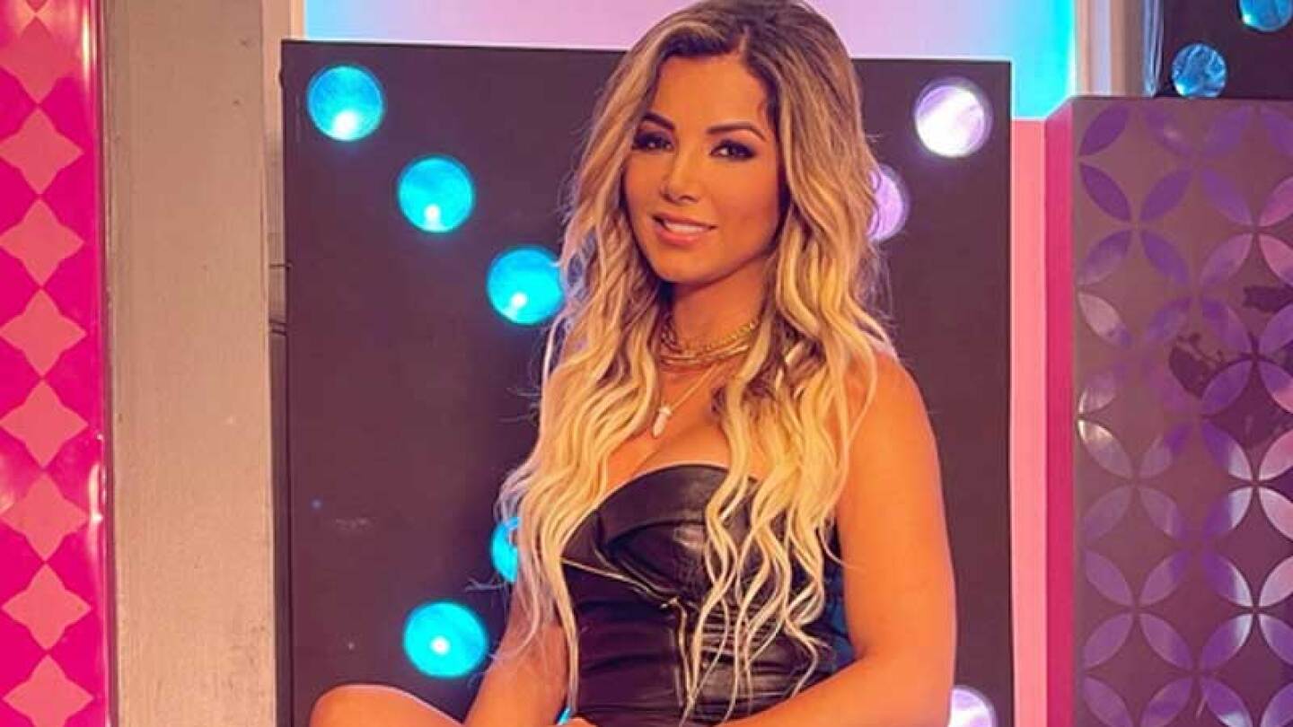 Musculoso galán le baila muy sensual a Aleida Núñez