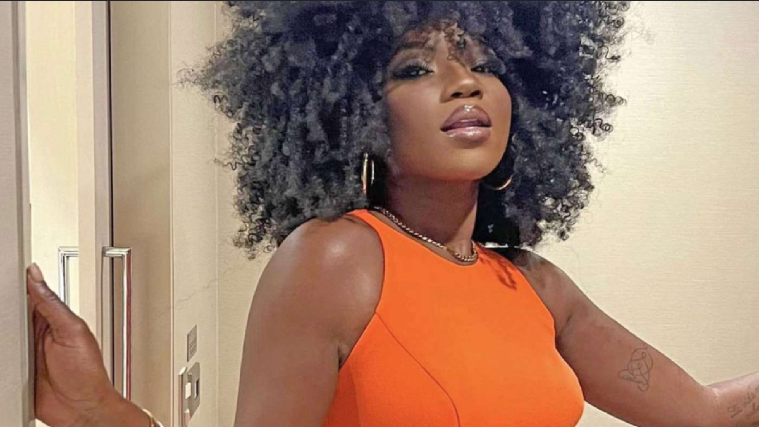 Chiky Bombom, conductora dominicana que sufrió caída en programa