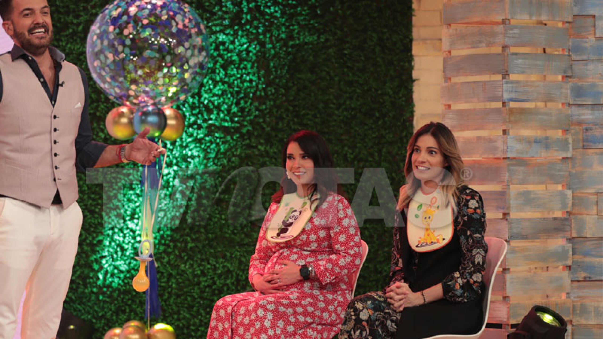 La conductora tuvo un baby shower en plena transmisión del programa "Todo un show".