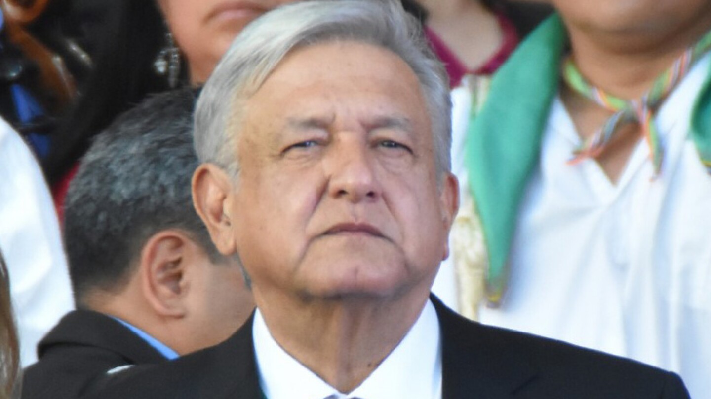 AMLO muestra avances de construcción de aeropuerto