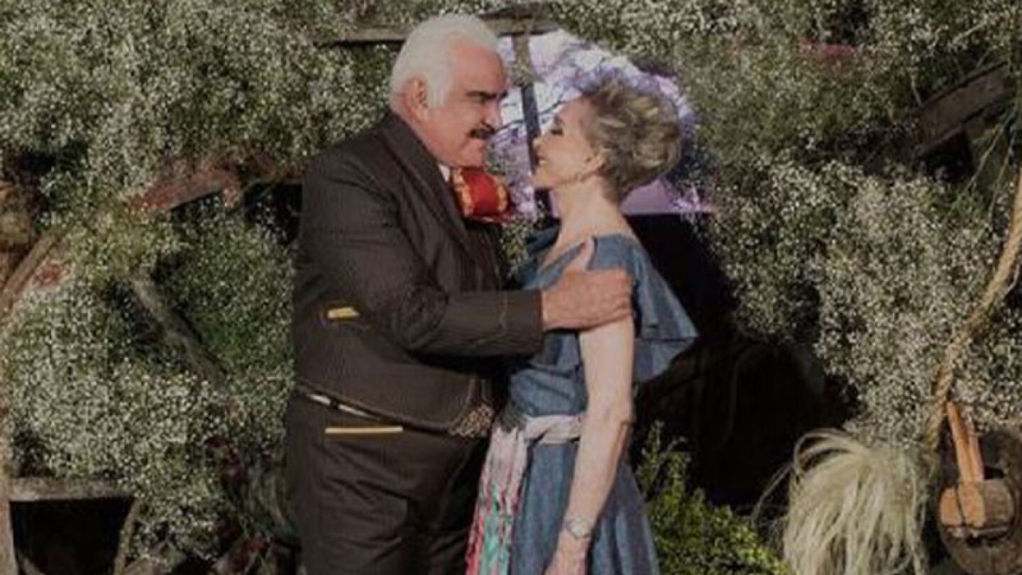 Doña Cuquita siente cerca a Vicente Fernández