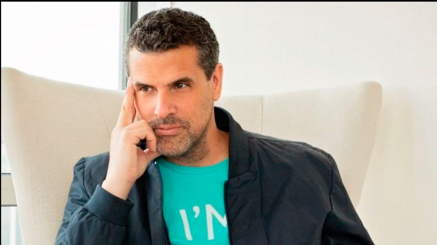 Queman en redes a Marco Antonio Regil por difundir presunta información errónea sobre lácteos