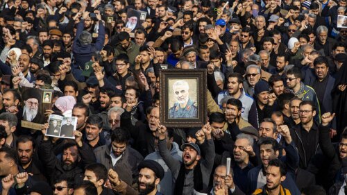 Por primera vez en la cúpula de la mezquita en Jamkaran, se ondea una bandera roja que simboliza los próximos combates