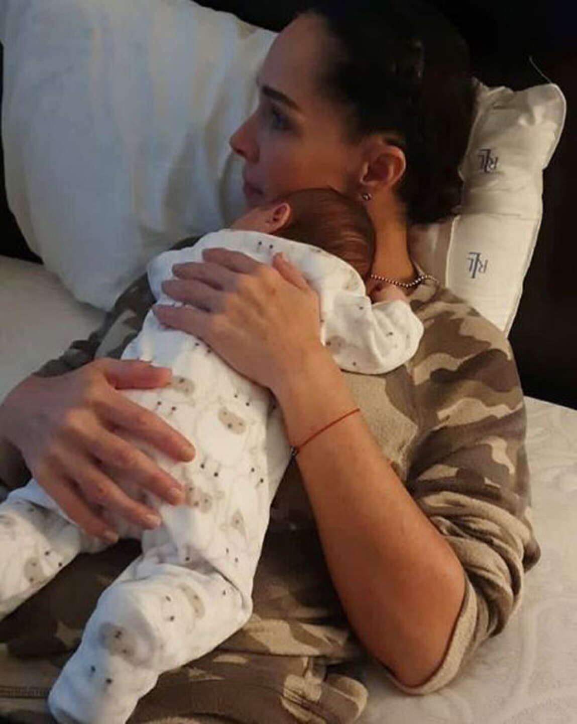 La actriz está feliz.