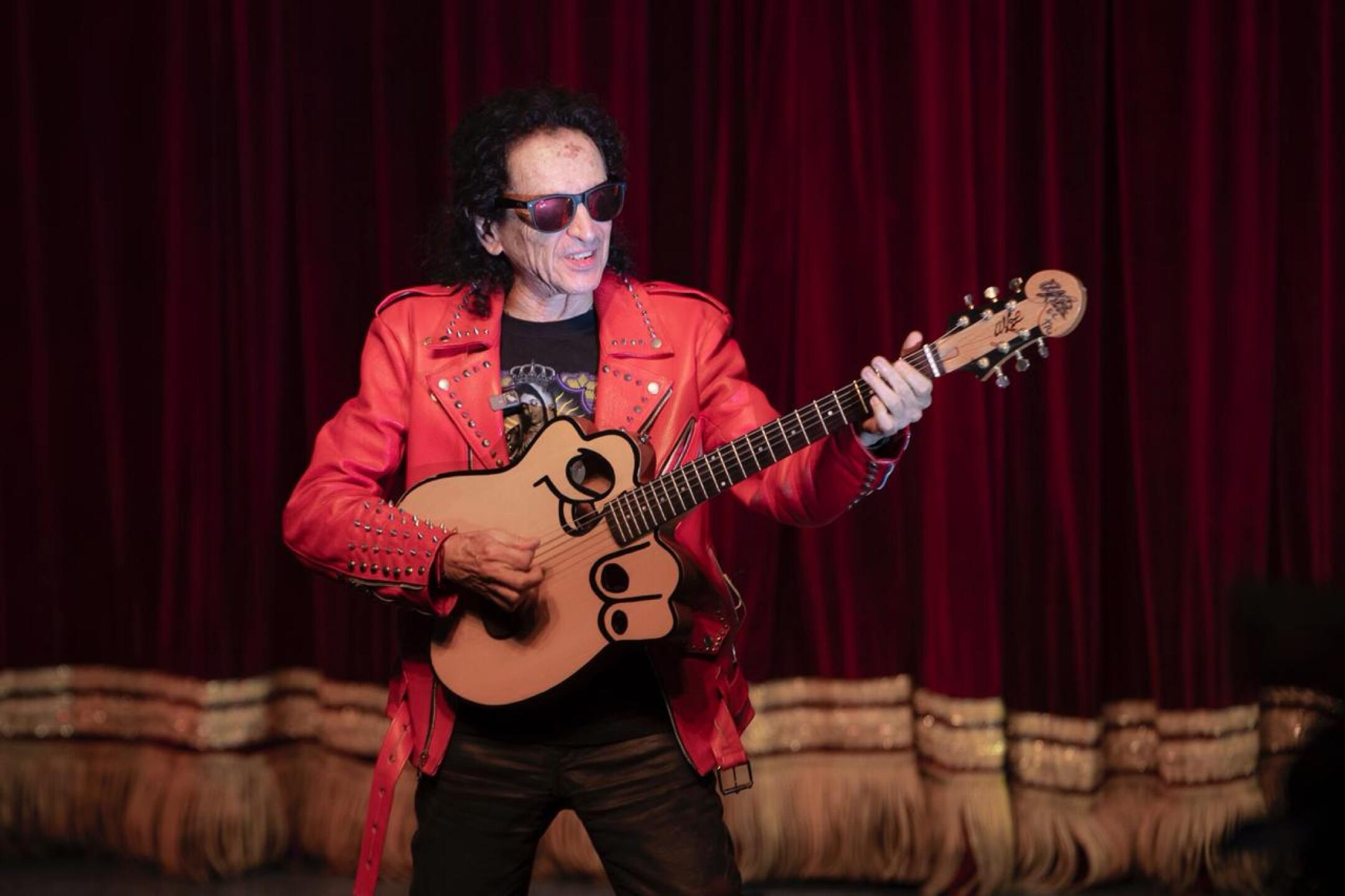 Alex Lora toca la guitarra en el foro