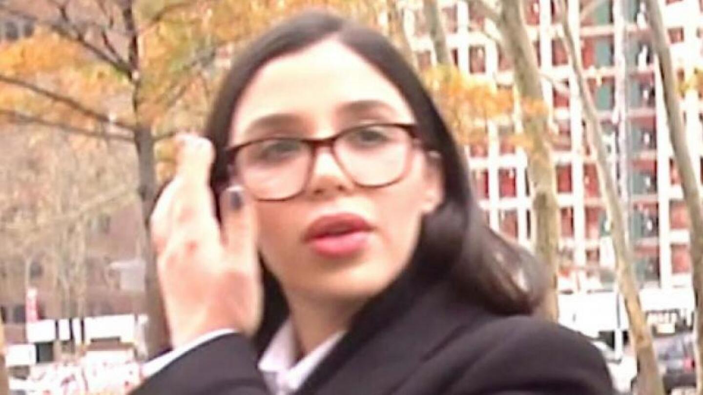 Emma Coronel cambió su look para oír la sentencia a su esposo.