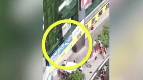 Niño se arroja de un edificio y una sábana le salva la vida