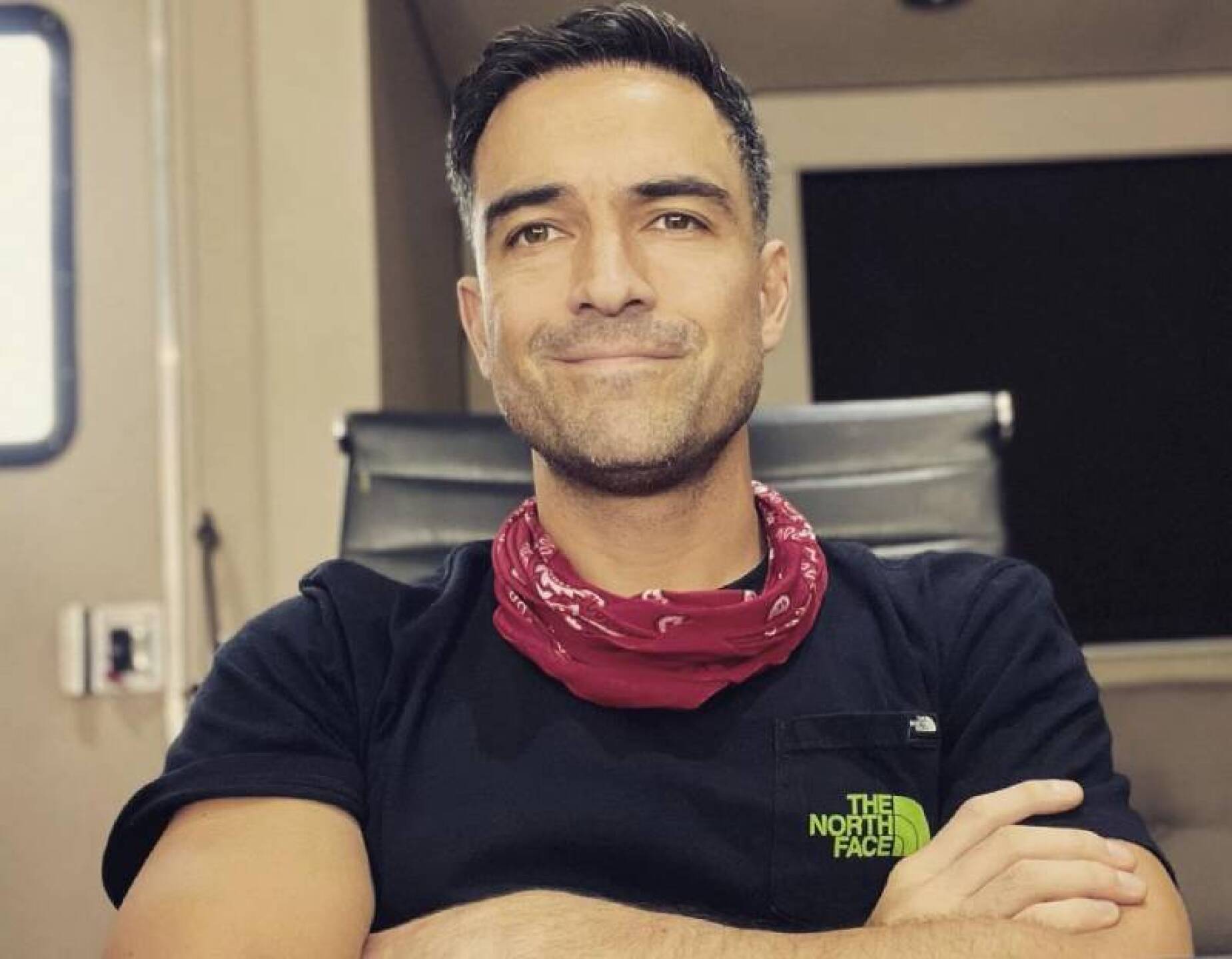 Poncho Herrera vestido de negro posando para su redes sociales