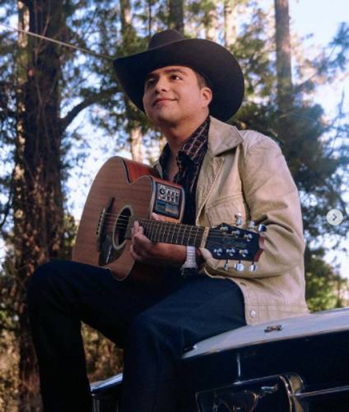 Hermano de Nodal será cantante