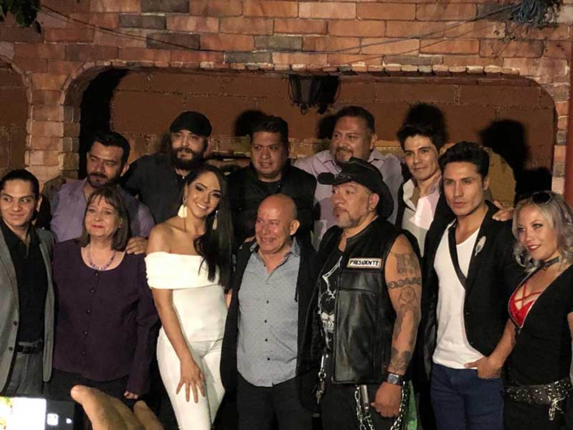 El director quedó endeudado con todos.