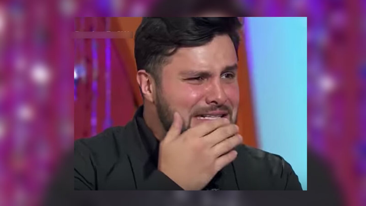 En el material se ve al carismático conductor insistiendo a una mujer invitando una torta