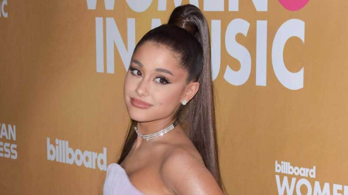 Ariana Grande se tatúa sin darse cuanta de su garrafal error ortográfico.