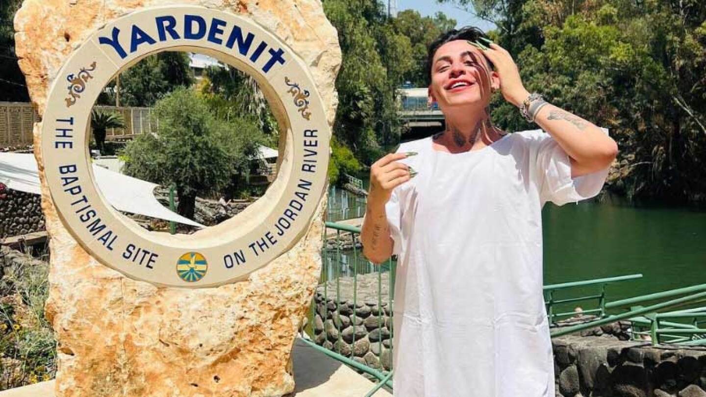 Con 22 años, Kunno se bautiza en Israel y recibe señalamientos