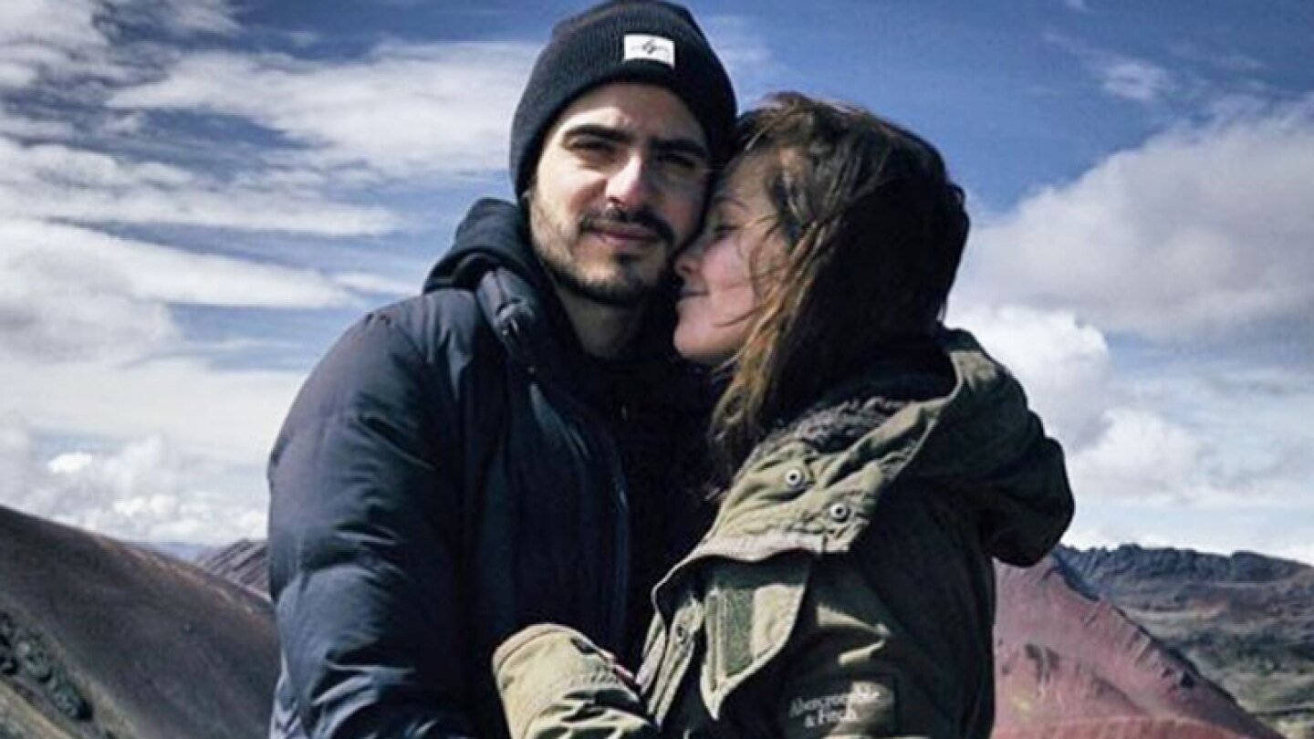 Mira el anillo de 18 quilates que le obsequió su prometido Yago Muñoz.