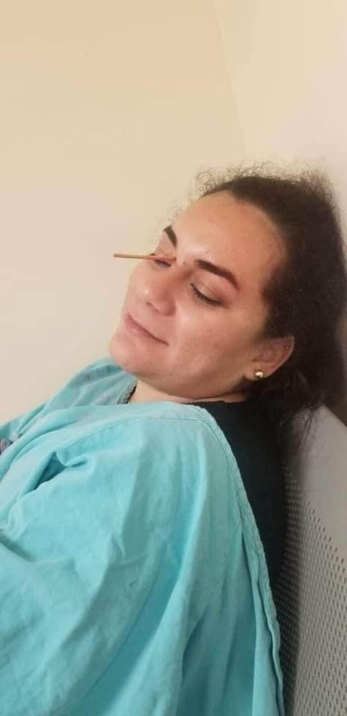 La joven se encontraba en espera de atención médica.