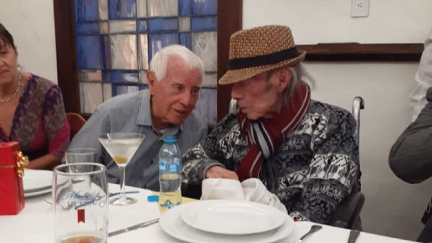 Aunque un poco cansado, el comediante accedió a salir de su casa para comer en un restaurante.