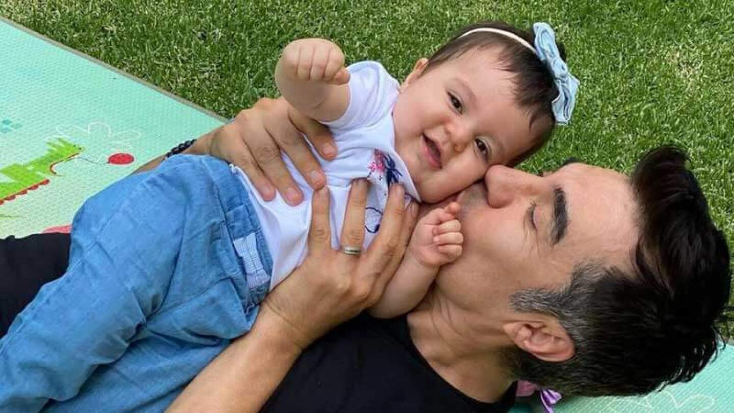 La hija de Adrián Uribe dice papá y derrite redes sociales