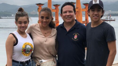 Gustavo Adolfo Infante viajó a Japón para celebrar el cumple de su hijo