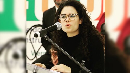 Luisa María Alcalde sale sin cubrebocas.