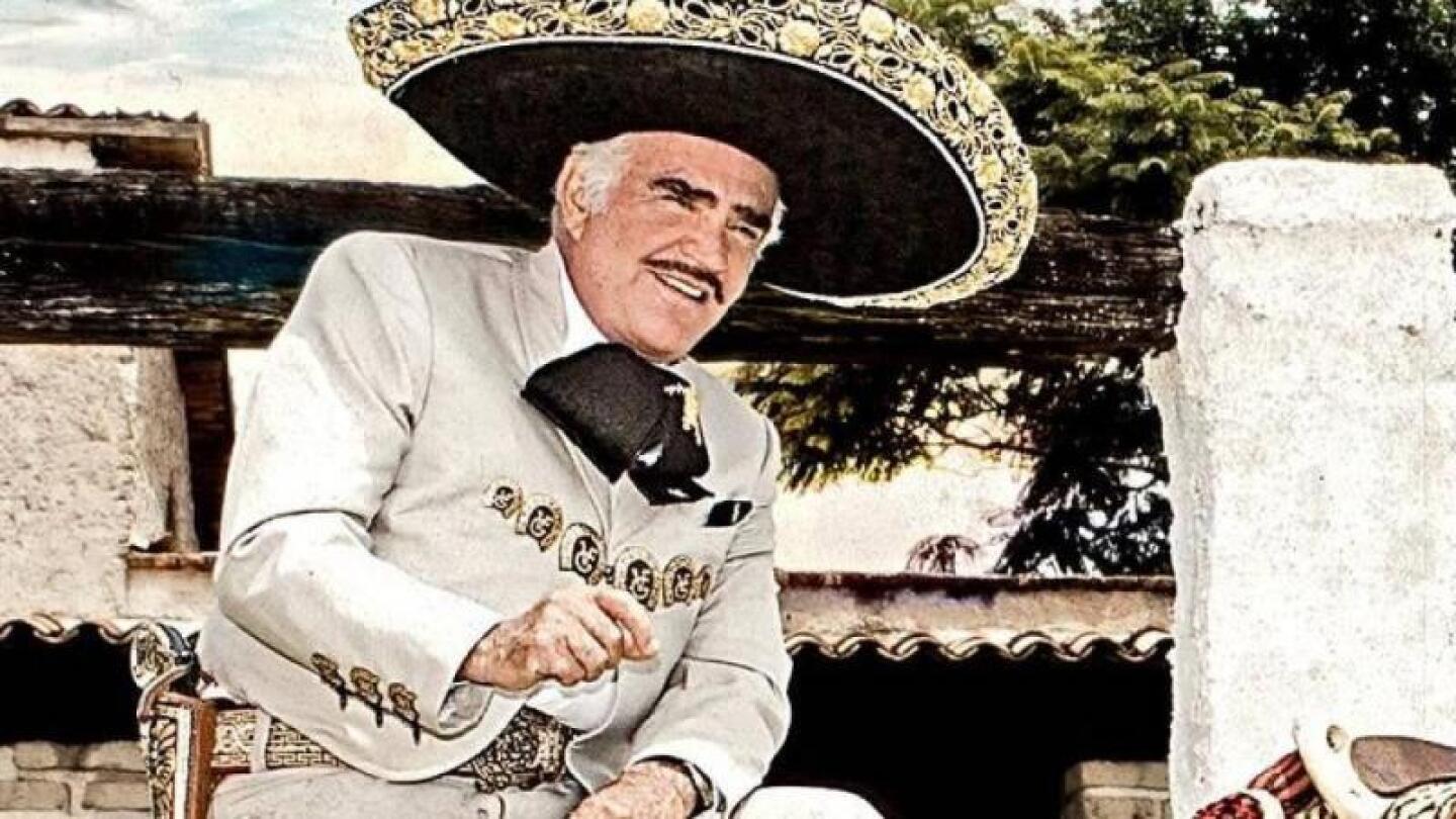 Vicente Fernández mandó a hacer una escultura de él en su rancho