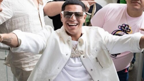 Eduin Caz sorprende a sus seguidores en Estados Unidos con peculiar atuendo