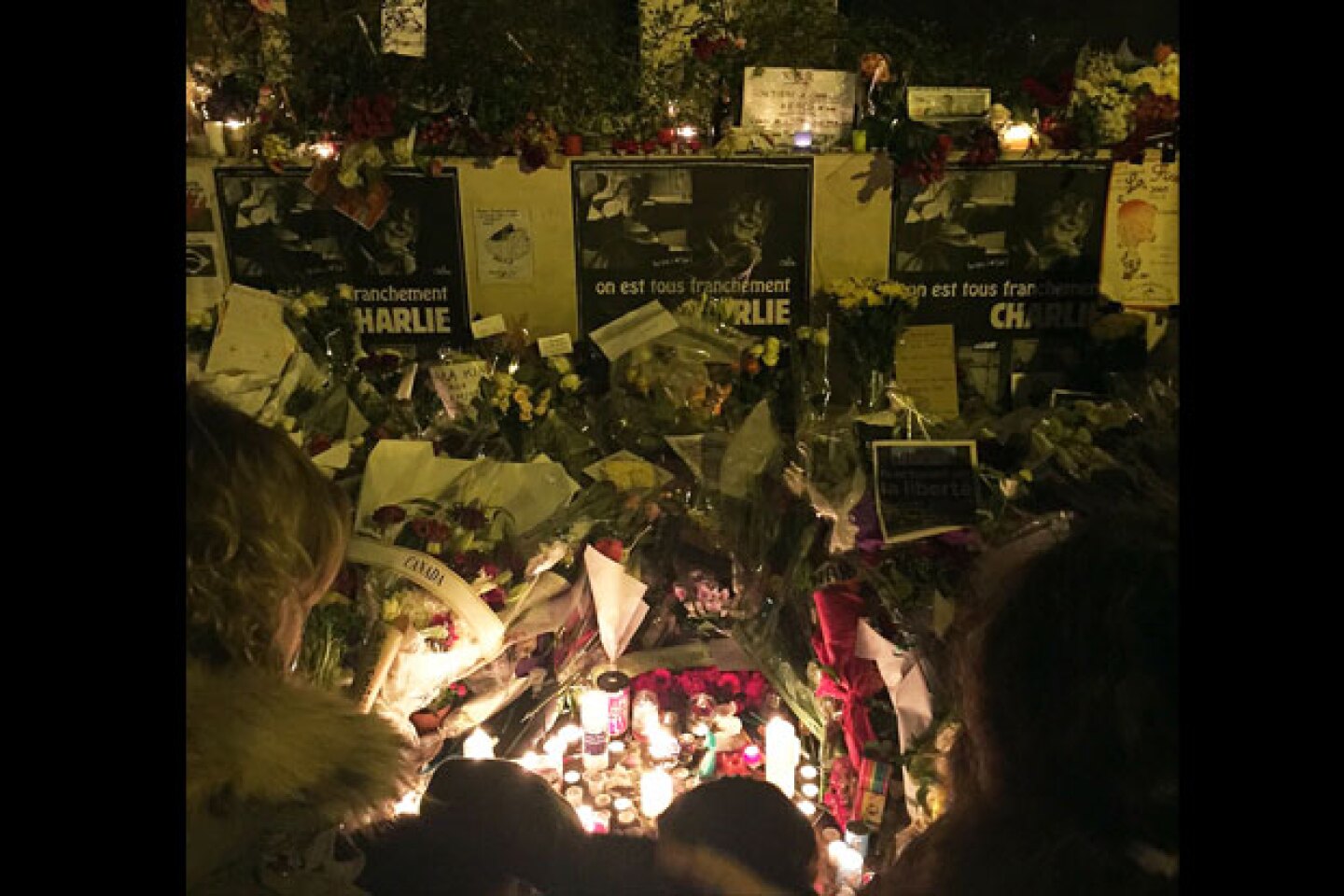 Han colocado ofrendas florales en las instalaciones del semanario Charlie Hebdo.