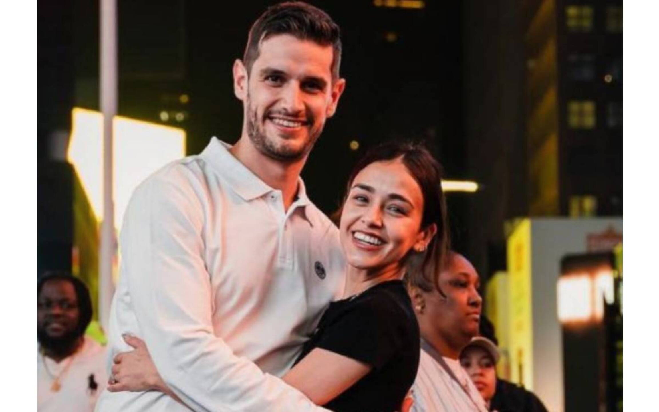 Adrián Marcelo y su esposa