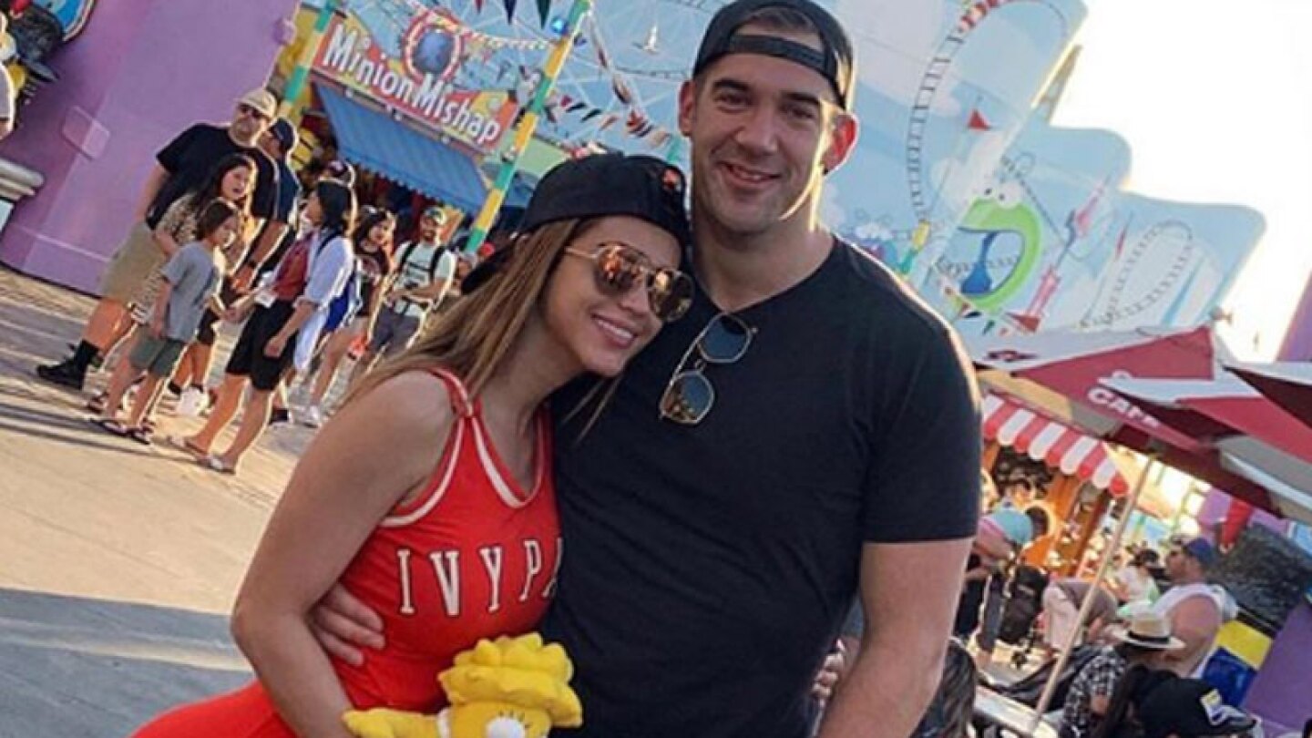 Yanet García se le monta a su novio en el elevador y pierden el pudor