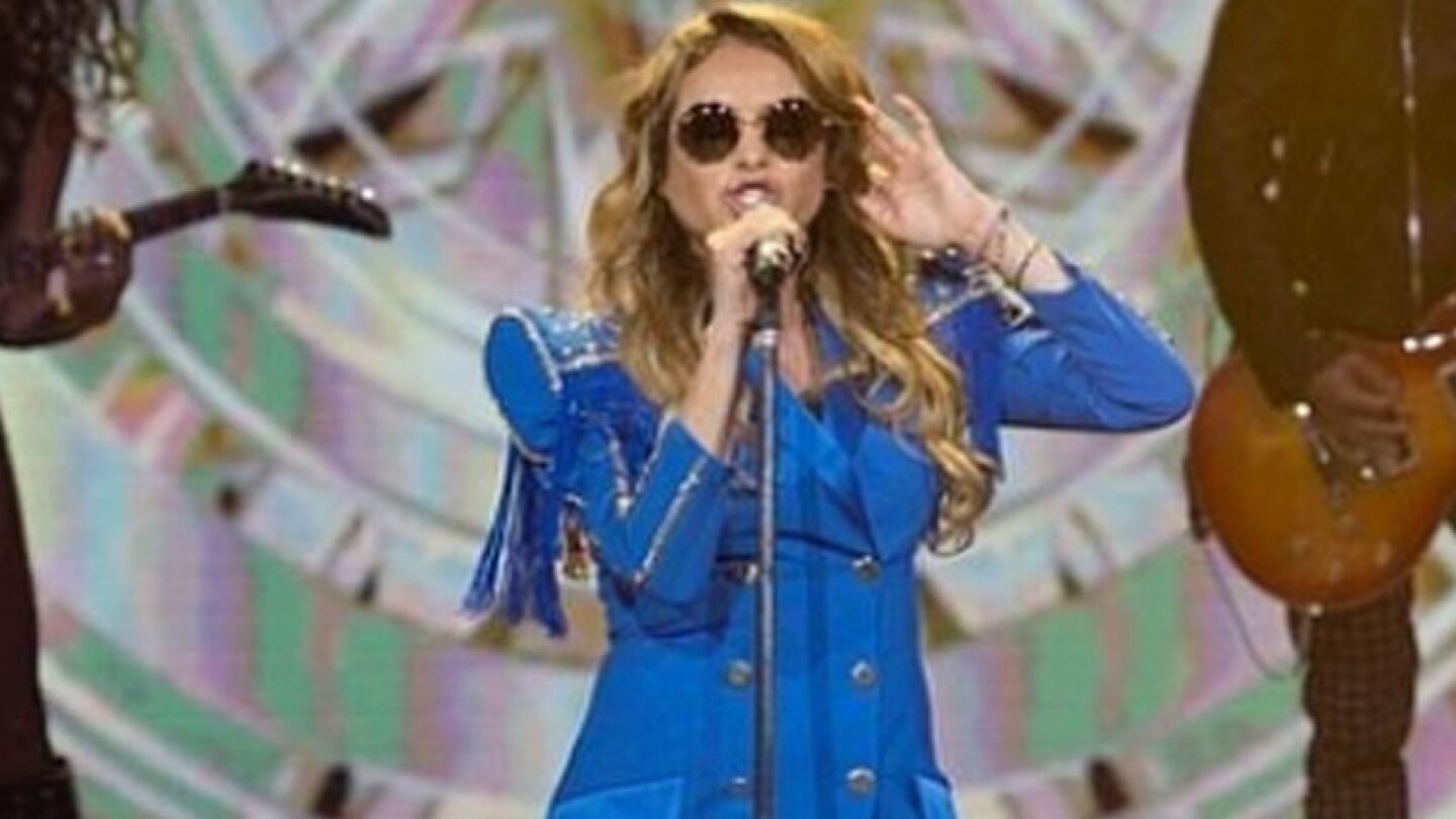 ¡Paulina Rubio canta cínicamente con ‘playback’ en Pequeños Gigantes!