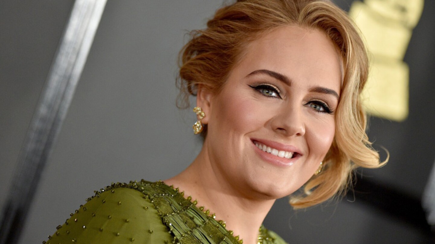 A una semana de anunciar su divorcio, captan a Adele beso y beso con otro hombre