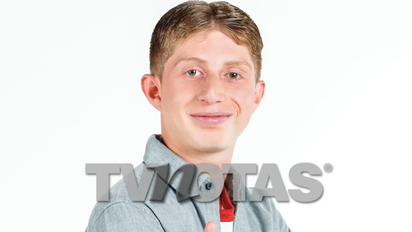 Octavio Ocaña con logo TVNotas