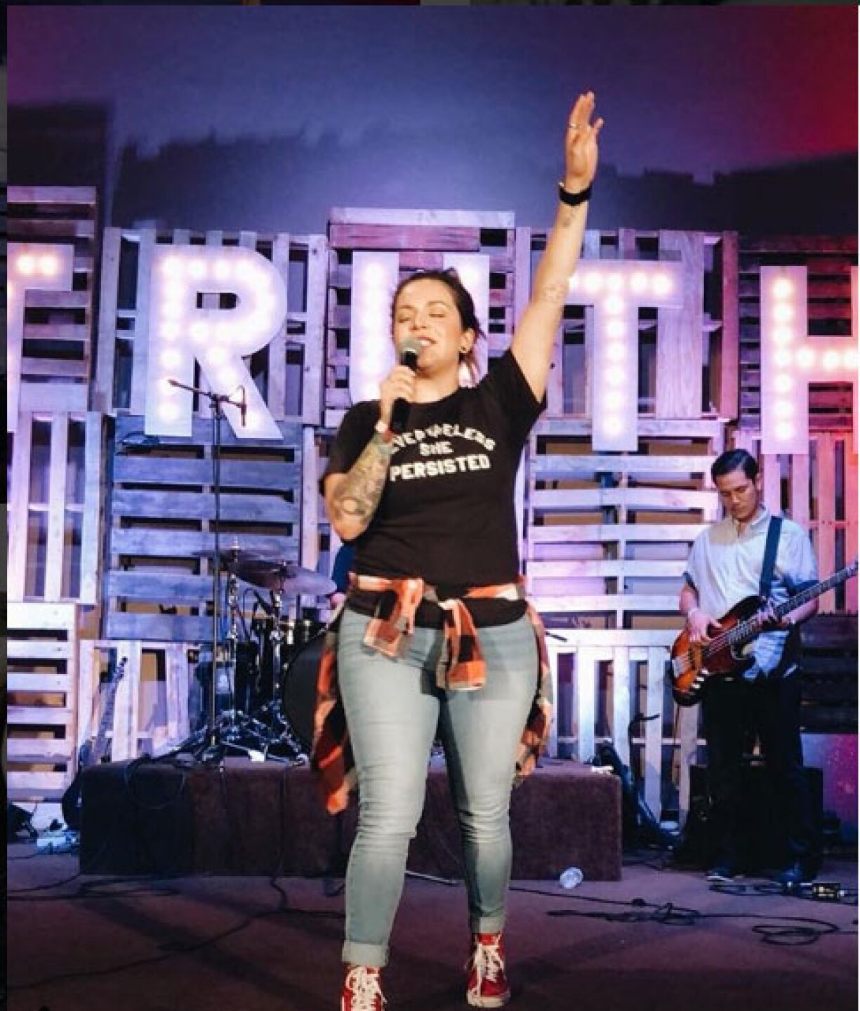 aunque ha querido estar alejada de los medios su voz a logrado cautivar y estremecer a las redes.