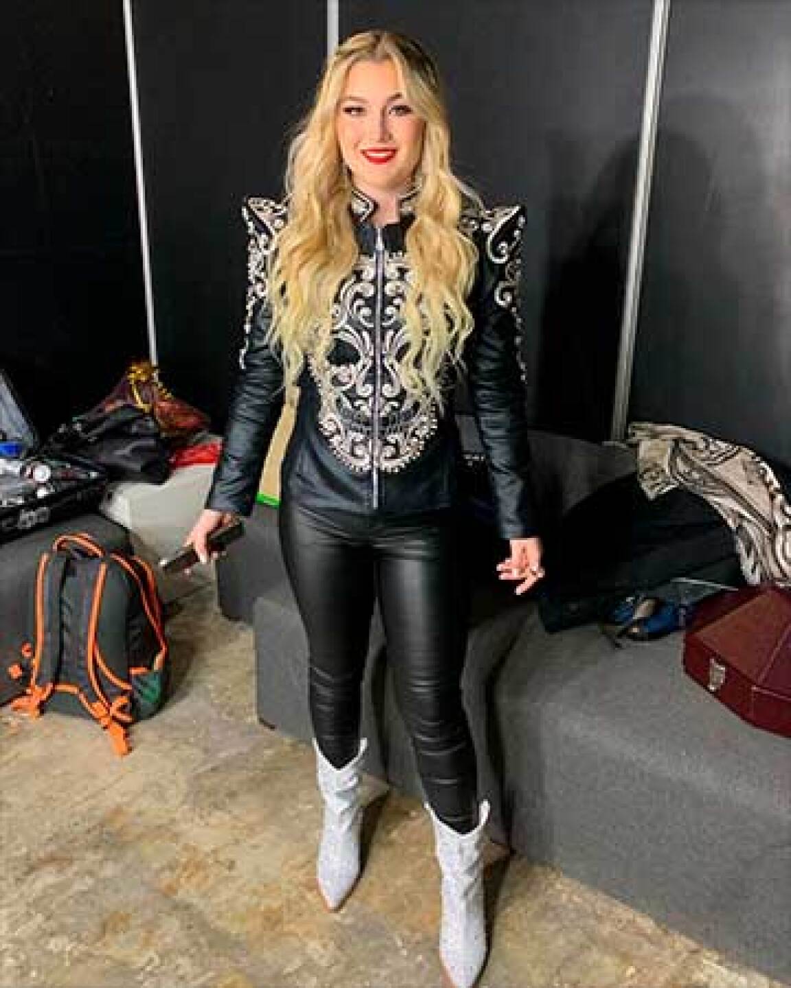 La joven de 23 años es idéntica a su mamá en apariencia y talento