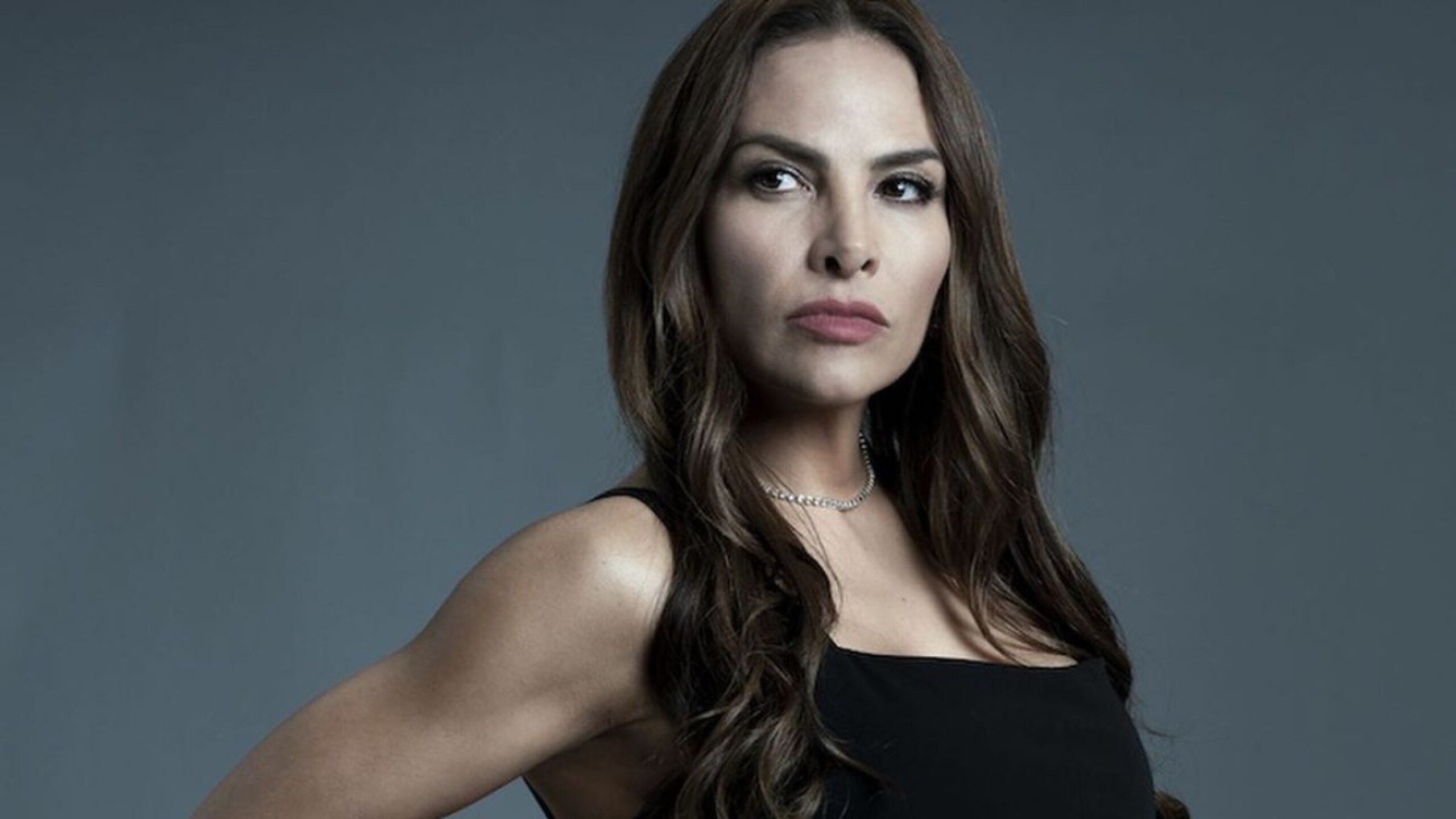 Fabiola Campomanes serie fondo gris