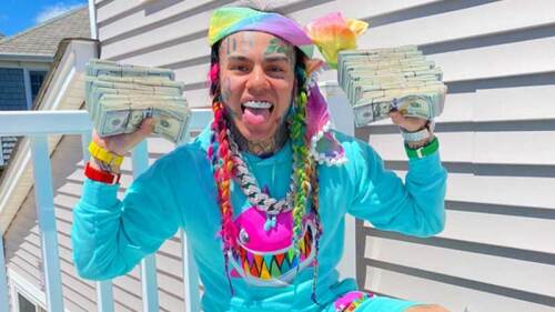 El rapero 6IX9INE regala un millón de pesos a familia humilde de México