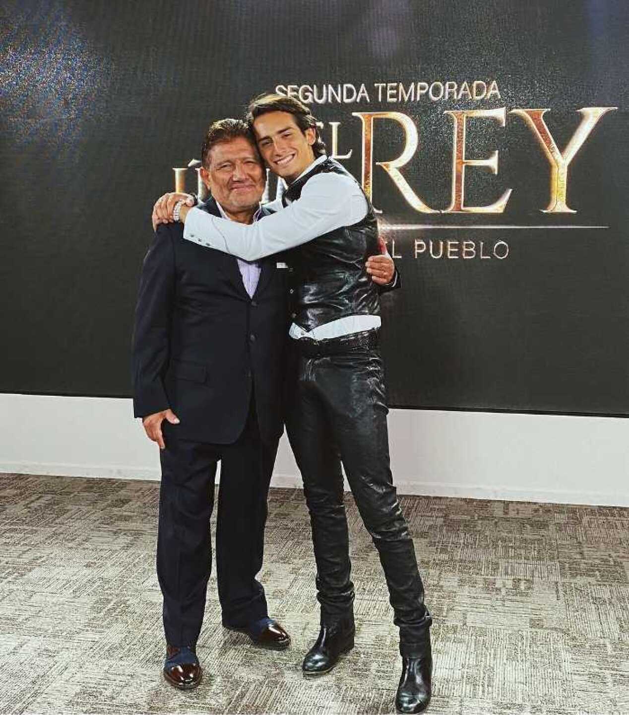 Critican a Emilio Osorio luego de cantar Mujeres Divinas y aseguran que Lolita Cortez lo regresaba