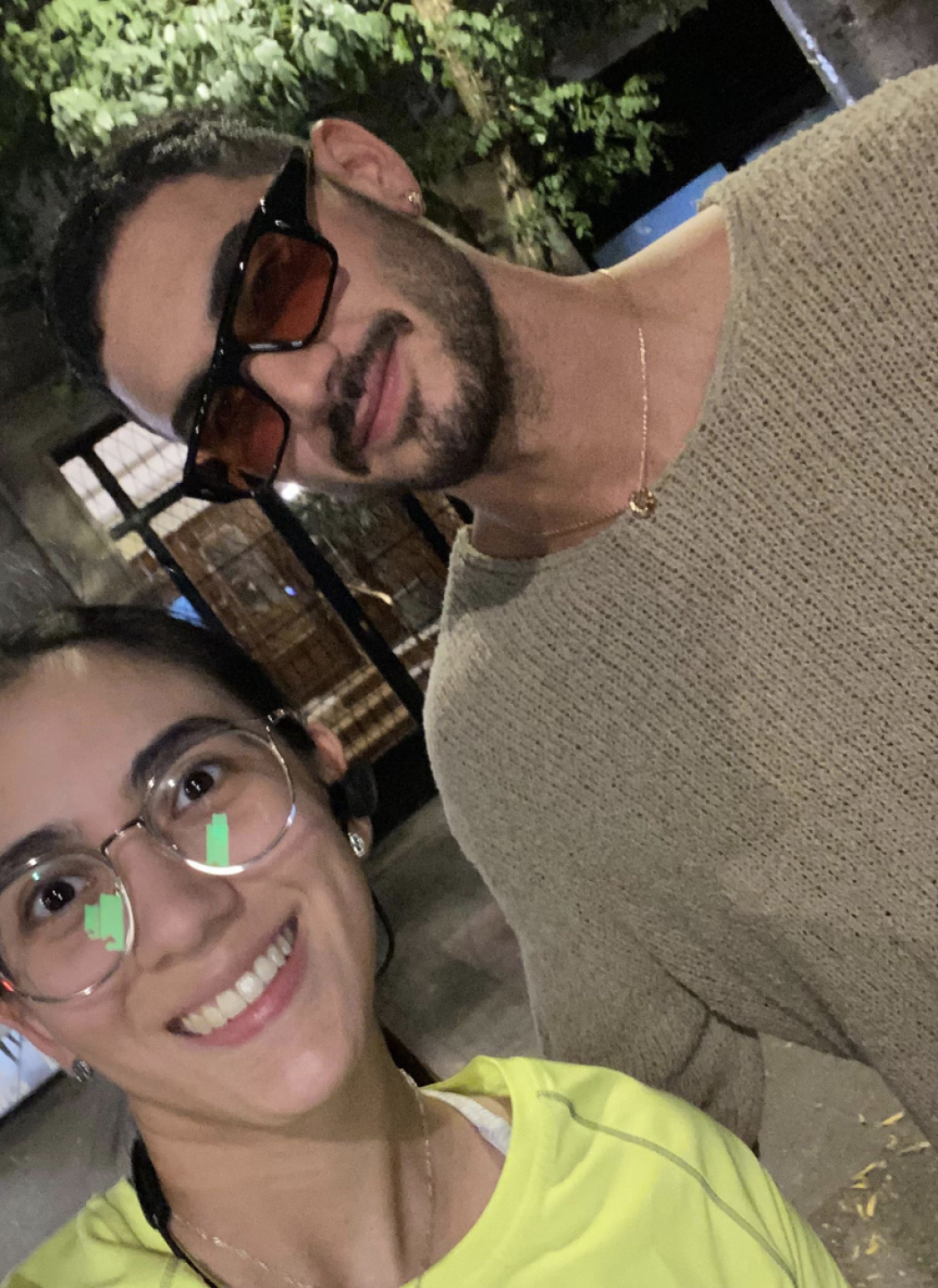 Fan se encuentra a Alejandro Speitzer y a Esther Exposito.