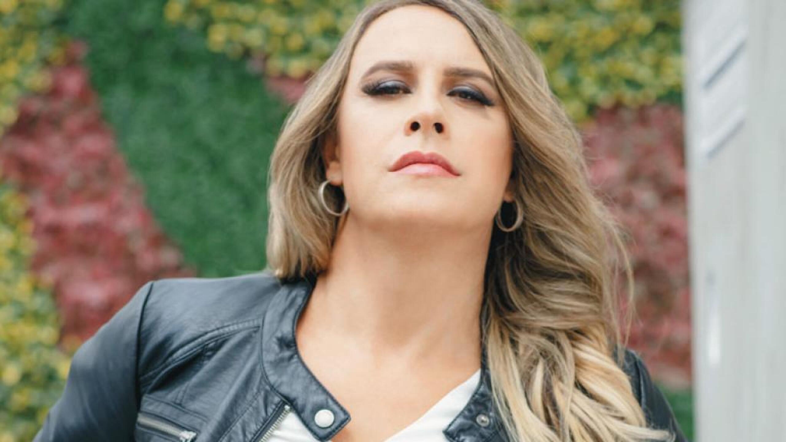 Karla Sofía Gascón impacta al posar en bikini