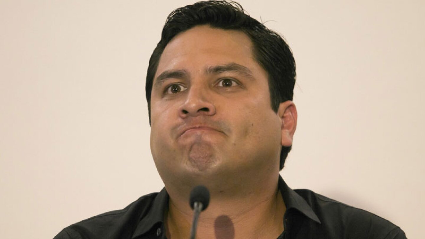 Julión Álvarez pide prestado para vivir