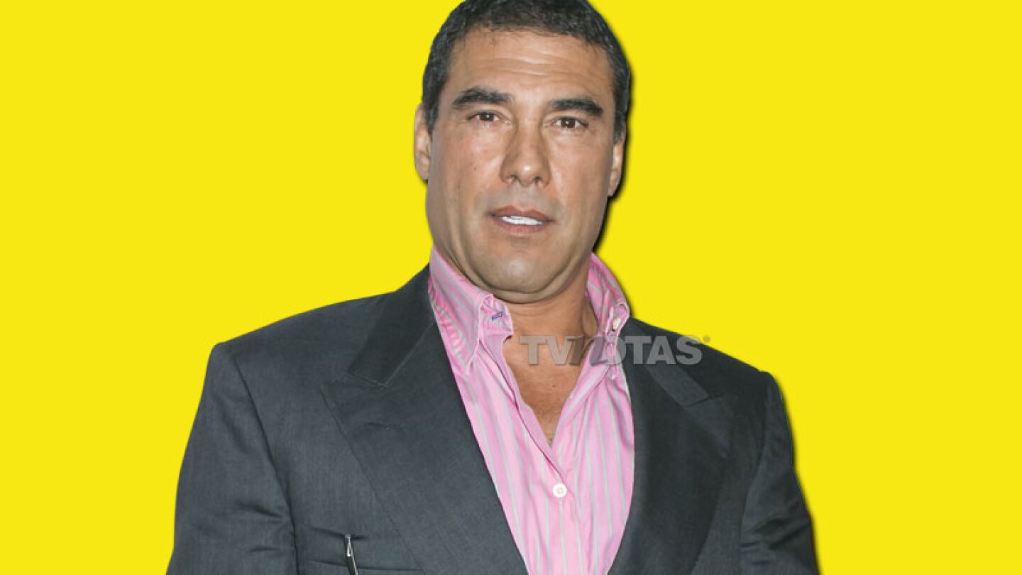 Pero el galán de telenovelas corrió con suerte, pues por poco lo linchan en el pueblo.