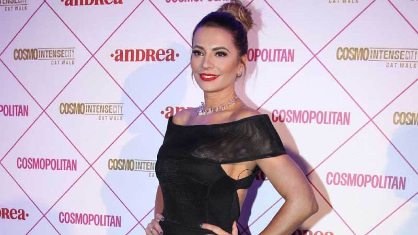 Cecilia Galliano le da un besote en la boca a conductor de 'Hoy'.