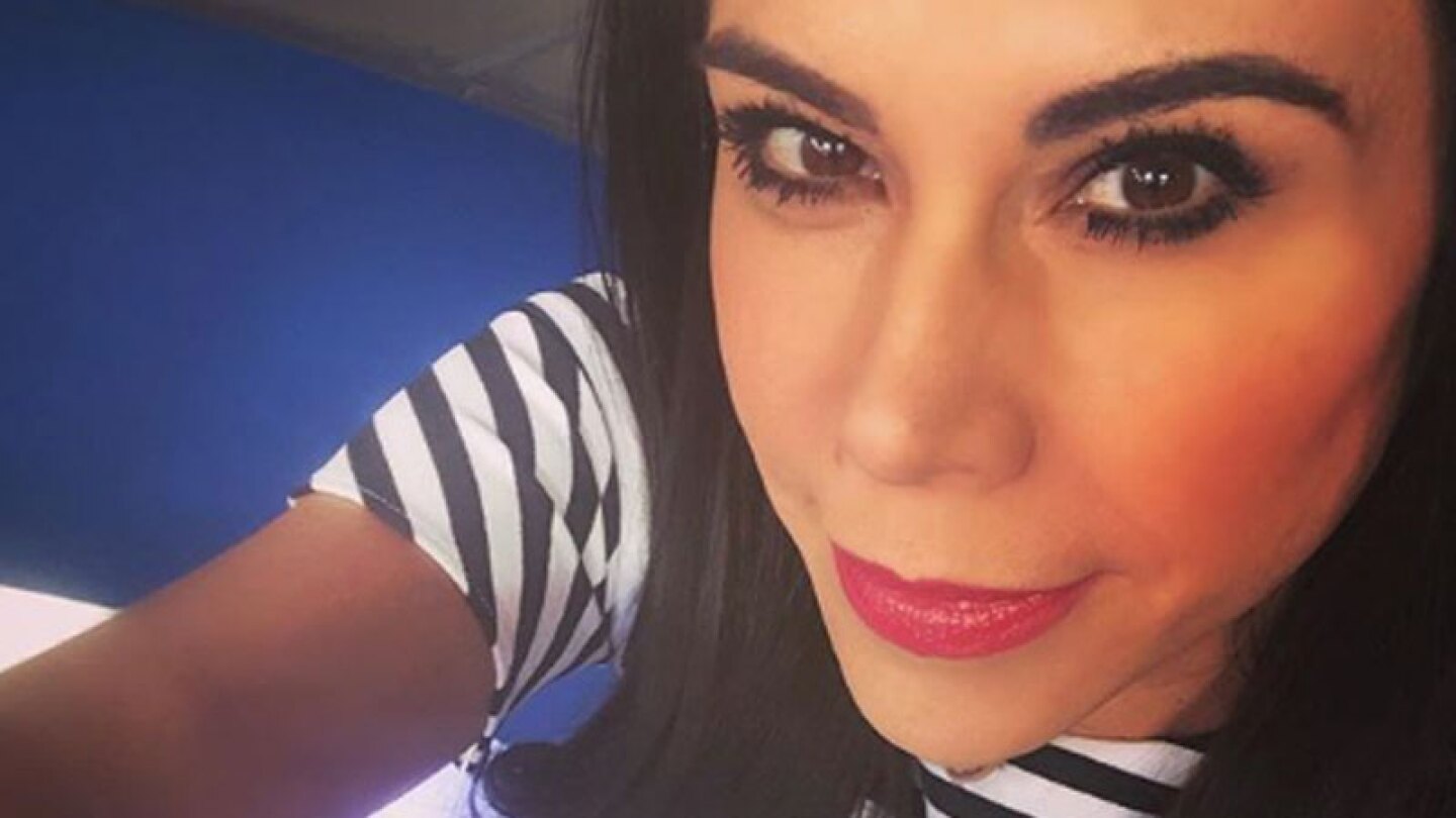 Paola Rojas es captada descalza y corriendo por el foro de las noticias