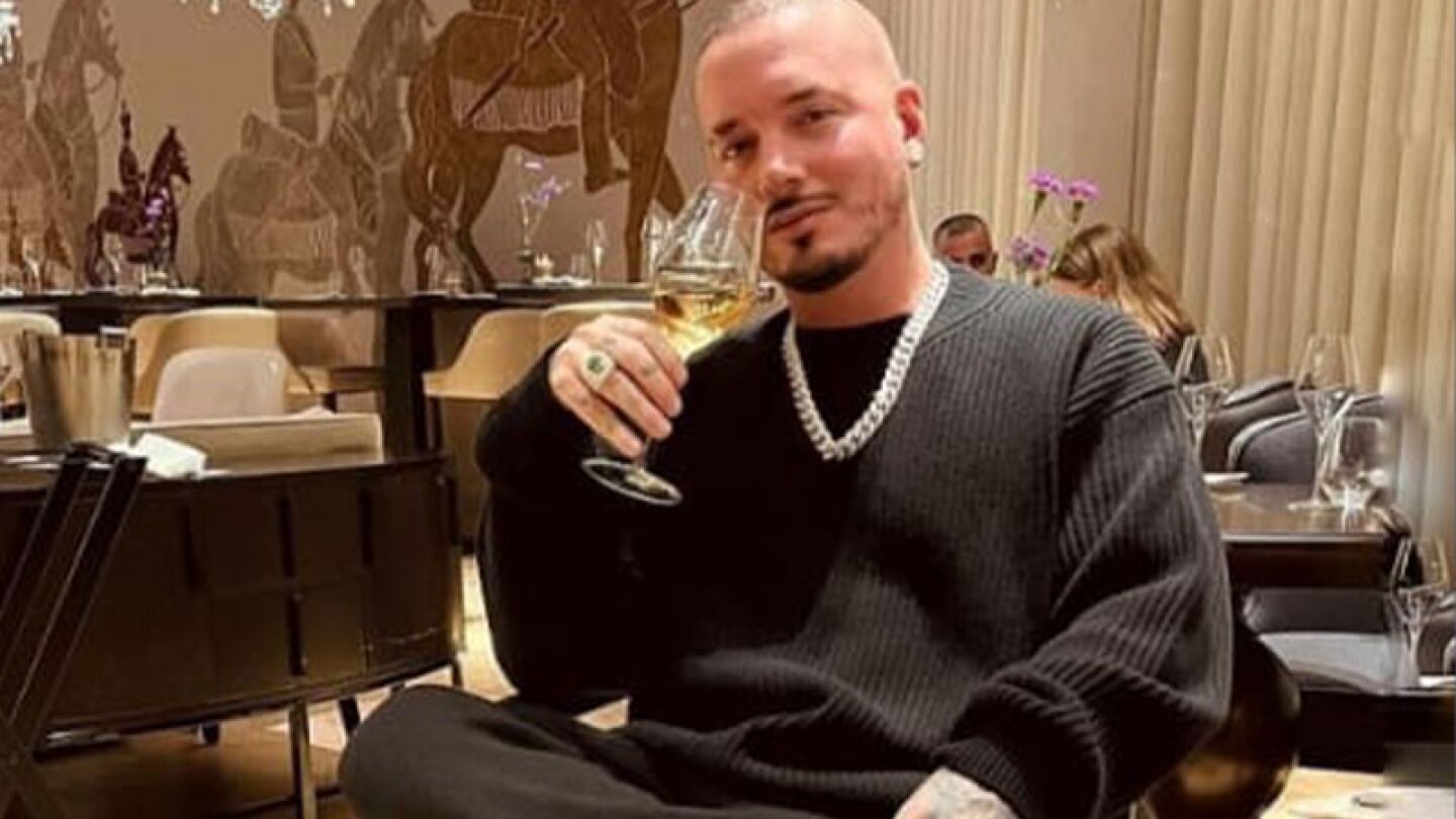 J Balvin enternece en redes con foto cargando a su hijo.