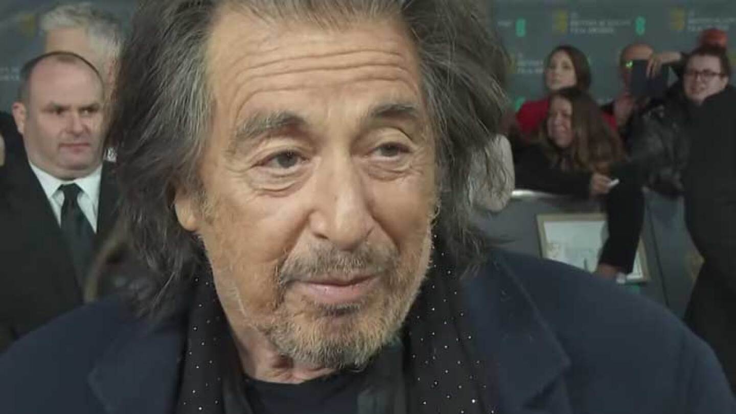 Al Pacino se cayó durante la 'red carpet' a la que acudió con su novia.