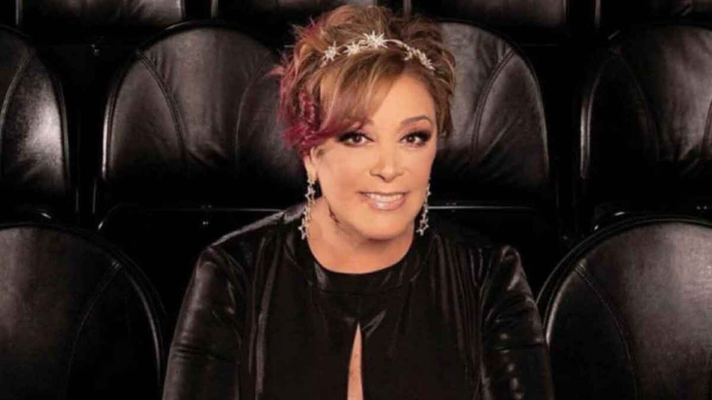 Sylvia Pasquel sonriendo a la cámara