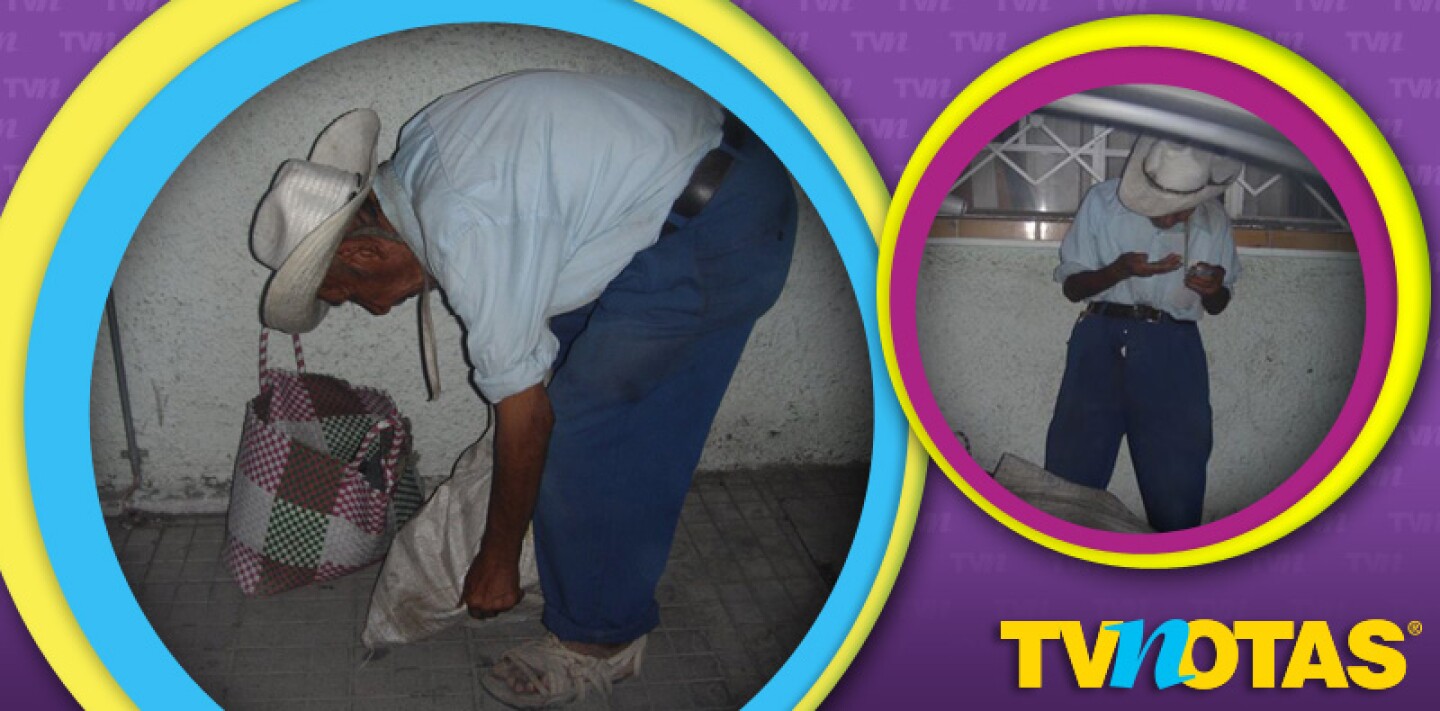 Un campesino en Puebla logró vender sus frijolitos en el Buen Fin; aparece sorprendido contando lo que ganó.