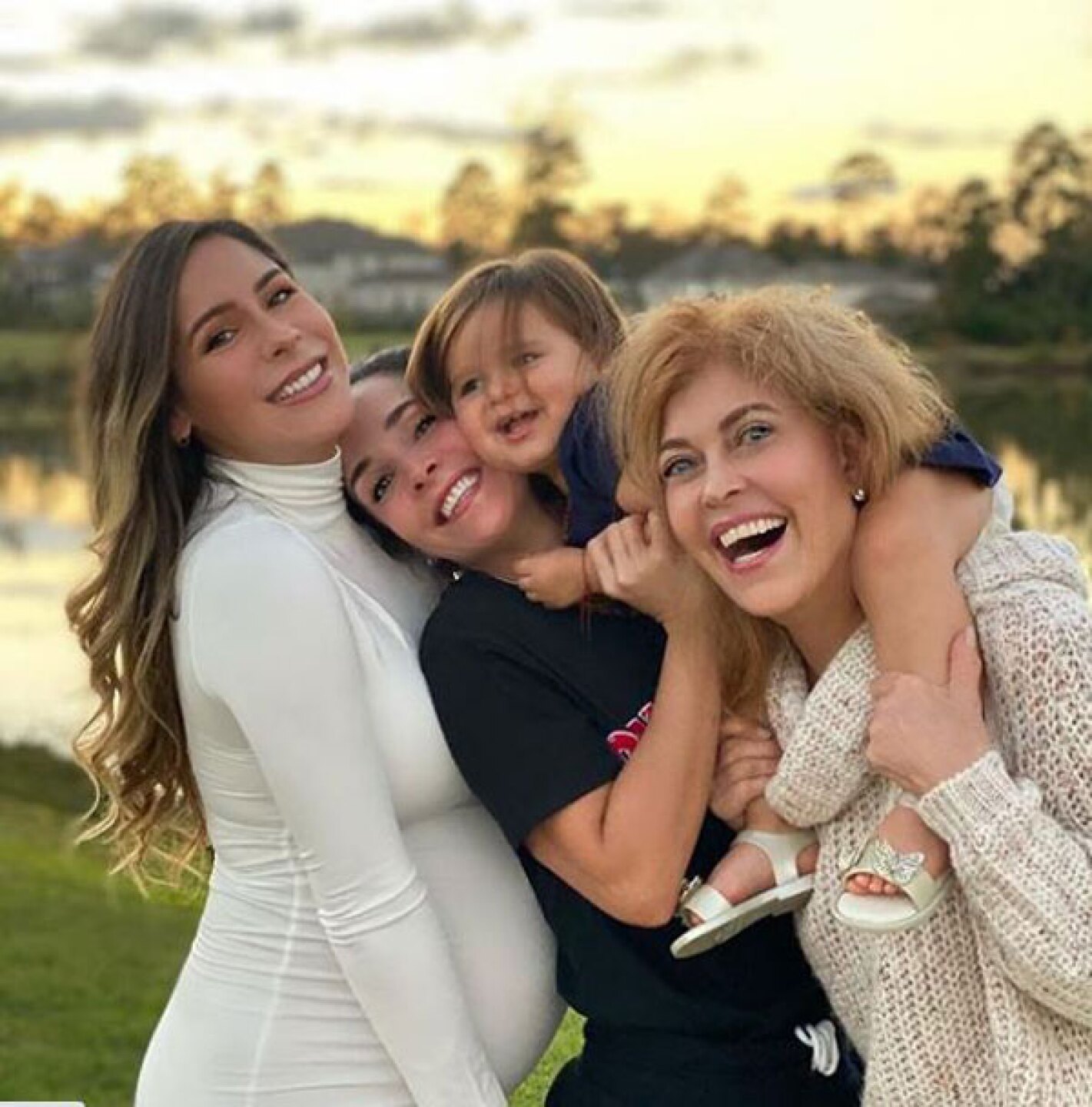 Sharis apoya mucho a su hija.