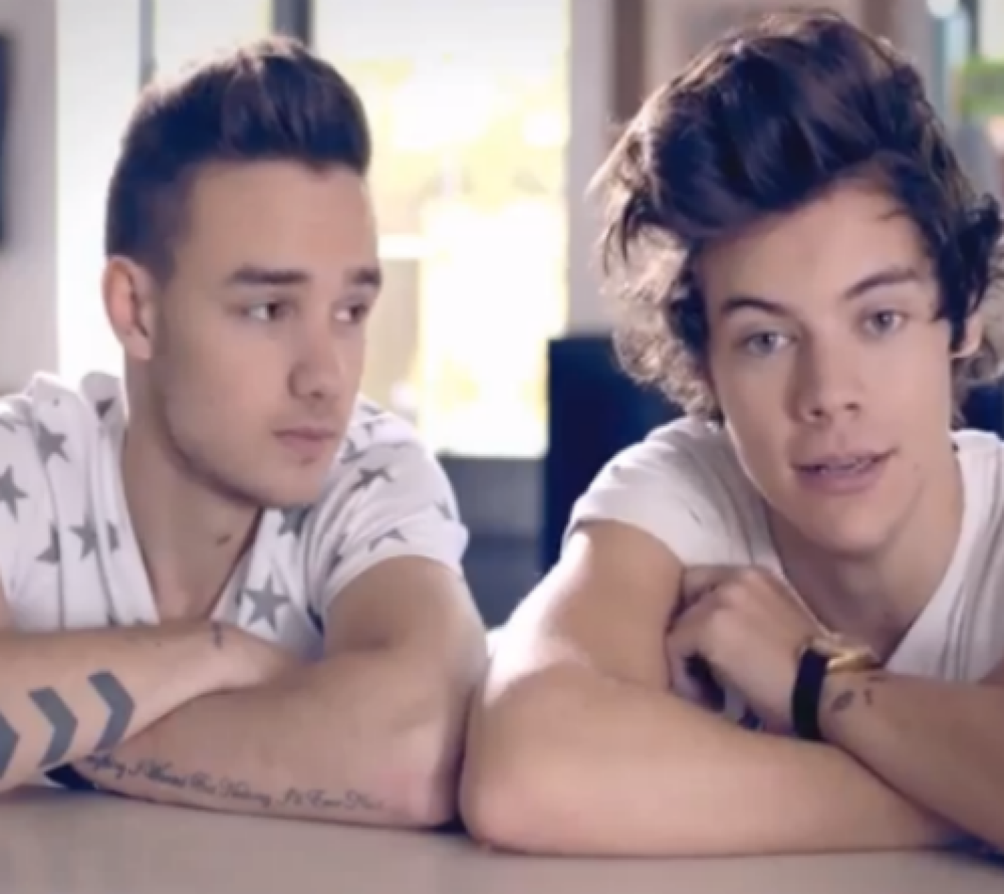 Harry Styles y Liam Payne demuestran su apoyo a través de un video.